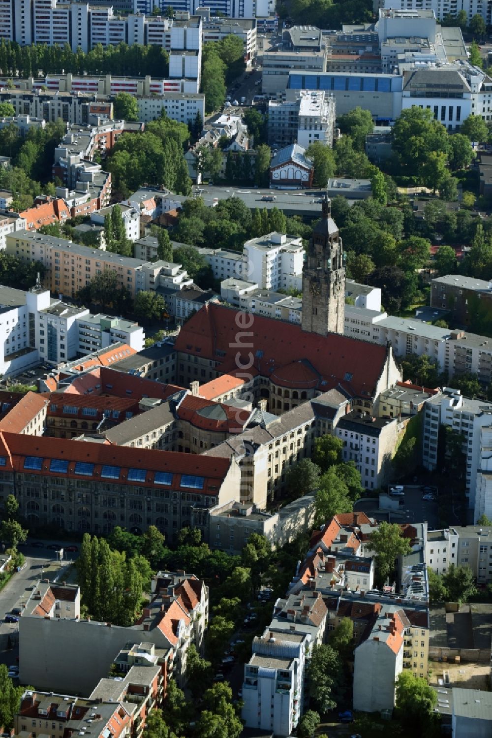 Berlin aus der Vogelperspektive: Rathaus - Bezirksamt Charlottenburg-Wilmersdorf an der Otto-Suhr-Allee in Berlin Charlottenburg