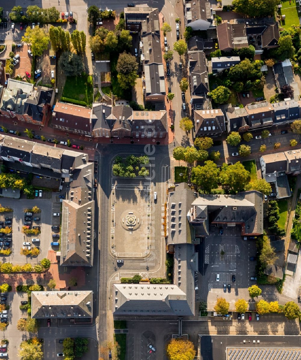 Bottrop aus der Vogelperspektive: Rathaus am Ernst-Wilczok-Platz in Bottrop im Bundesland Nordrhein-Westfalen