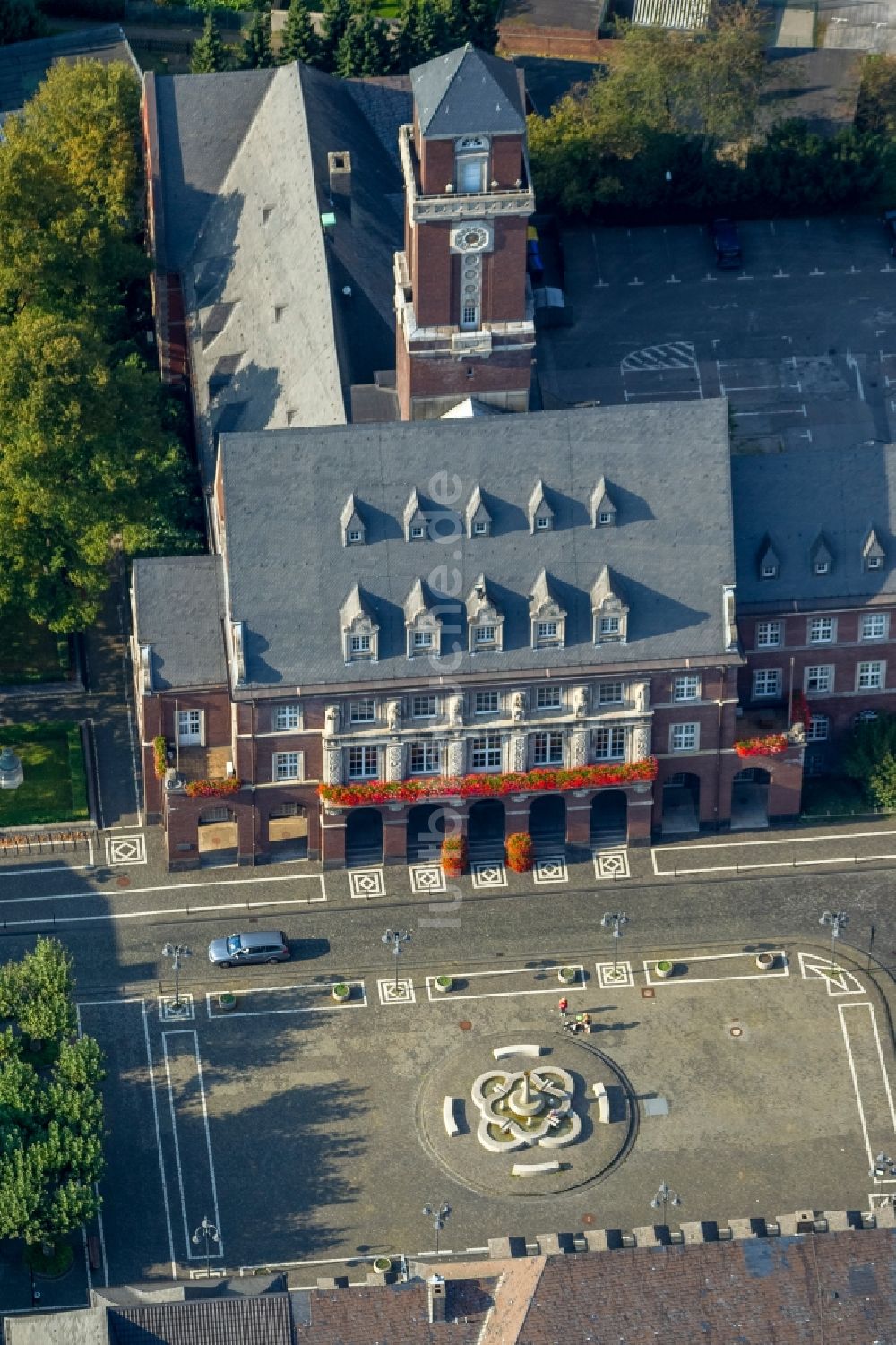 Luftaufnahme Bottrop - Rathaus am Ernst-Wilczok-Platz in Bottrop im Bundesland Nordrhein-Westfalen