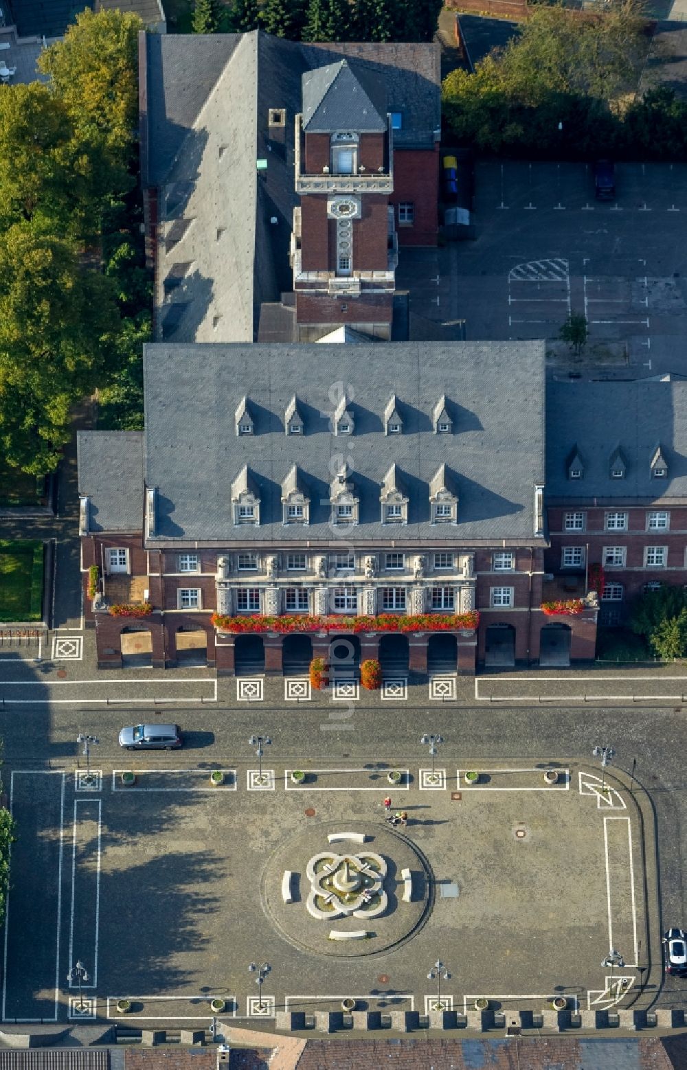 Bottrop von oben - Rathaus am Ernst-Wilczok-Platz in Bottrop im Bundesland Nordrhein-Westfalen