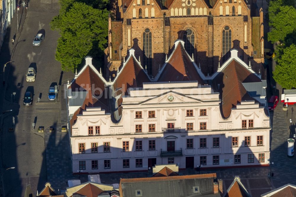 Luftbild Güstrow - Rathaus von Güstrow im Bundesland Mecklenburg-Vorpommern