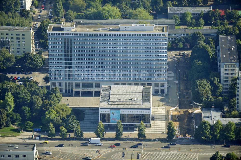 Berlin aus der Vogelperspektive: Rathaus und Kino in Berlin- Mitte