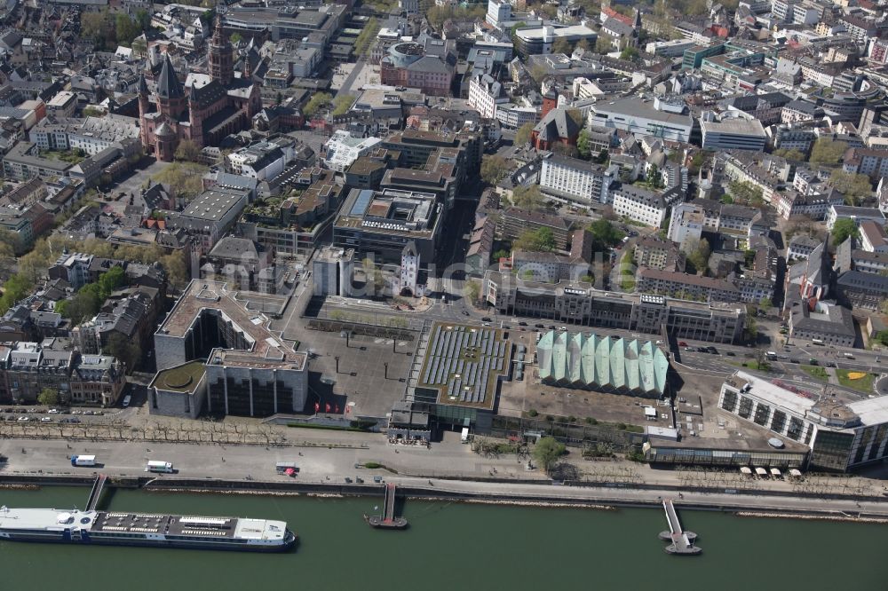 Mainz von oben - Rathaus von Mainz im Bundesland Rheinland-Pfalz