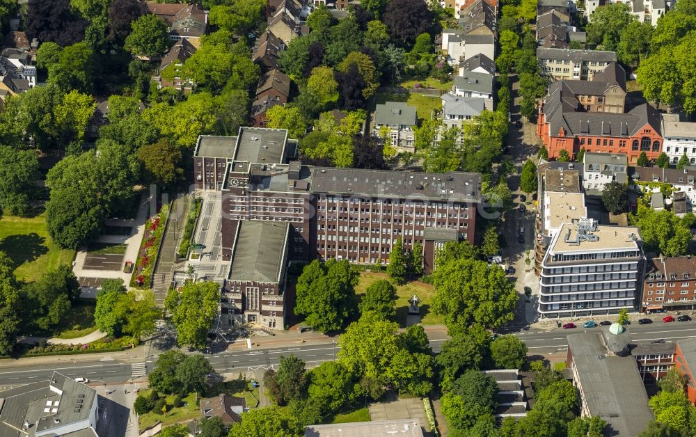 Oberhausen von oben - Rathaus und neues Bürogebäude der Babcock Pensionskasse in Oberhausen in Nordrhein-Westfalen