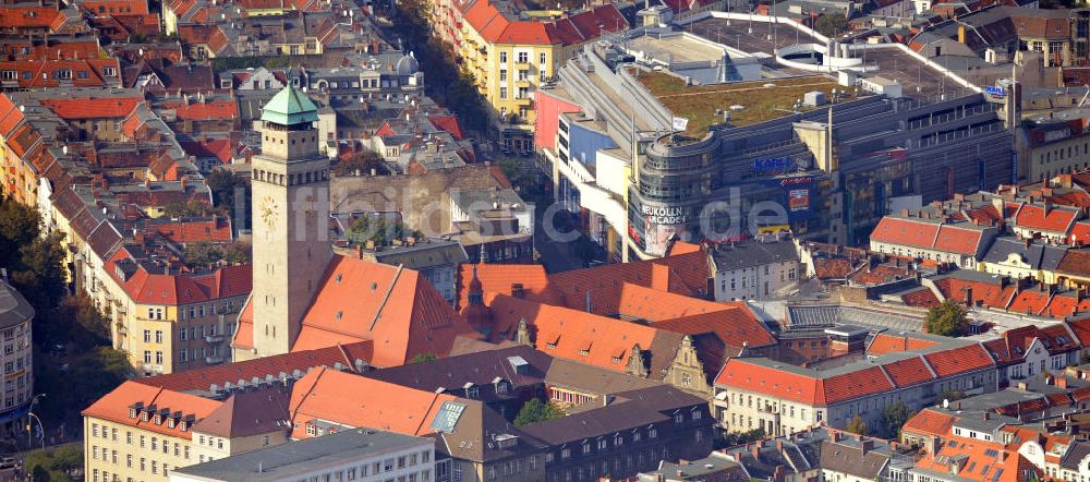 Luftaufnahme Berlin Neukölln - Rathaus und Neukölln Arcaden in Berlin