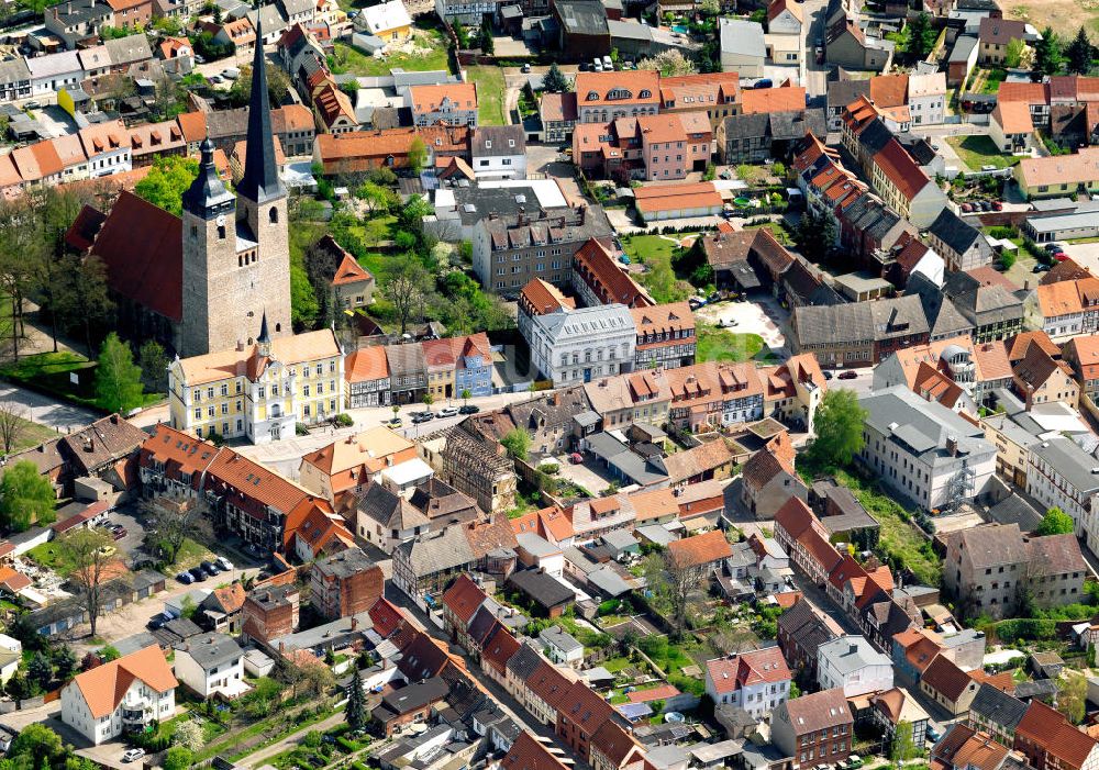 Burg aus der Vogelperspektive: Rathaus und Oberkirche Unser Lieben Frauen in Burg in Sachsen-Anhalt