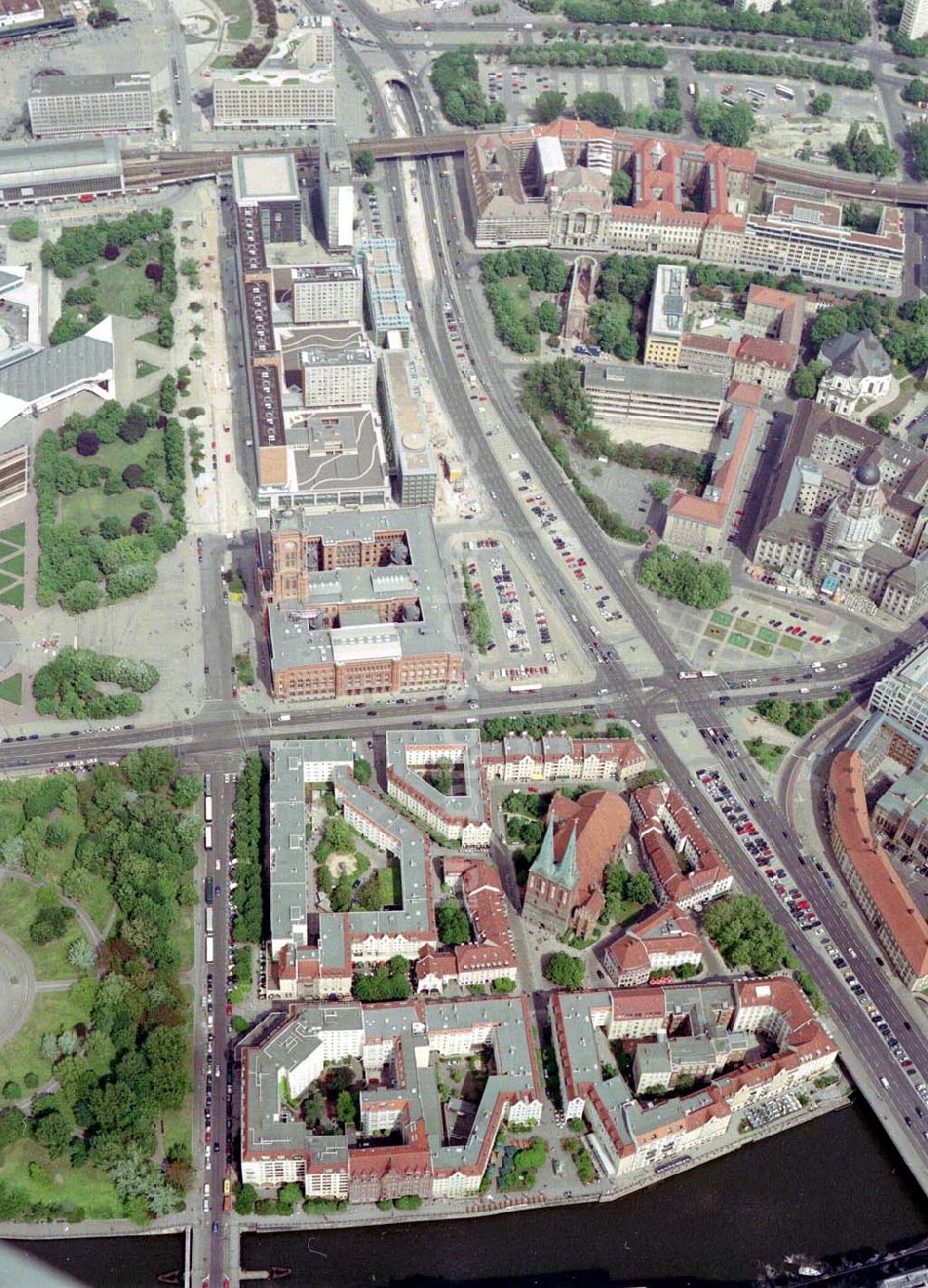 Berlin von oben - Rathaus-Passagen der WBM in Berlin-Mitte