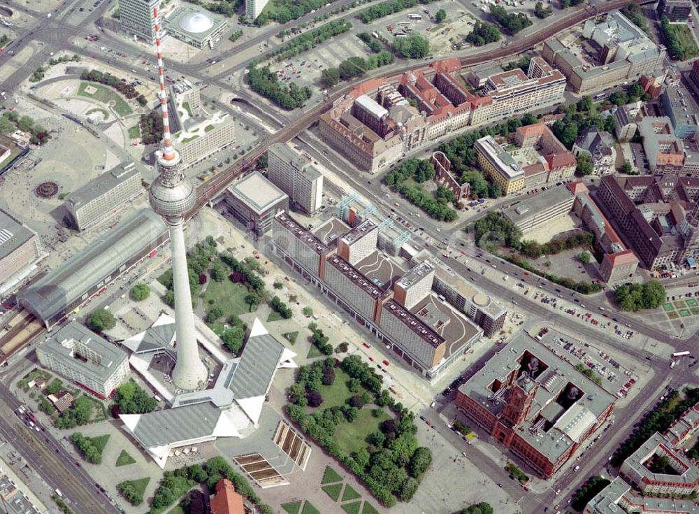 Berlin aus der Vogelperspektive: Rathaus-Passagen der WBM in Berlin-Mitte