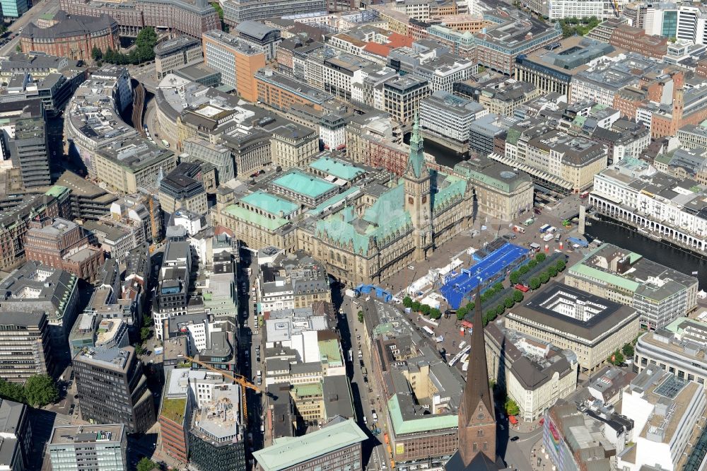 Luftbild Hamburg - Rathaus am Rathausmarkt- Platz in Hamburg