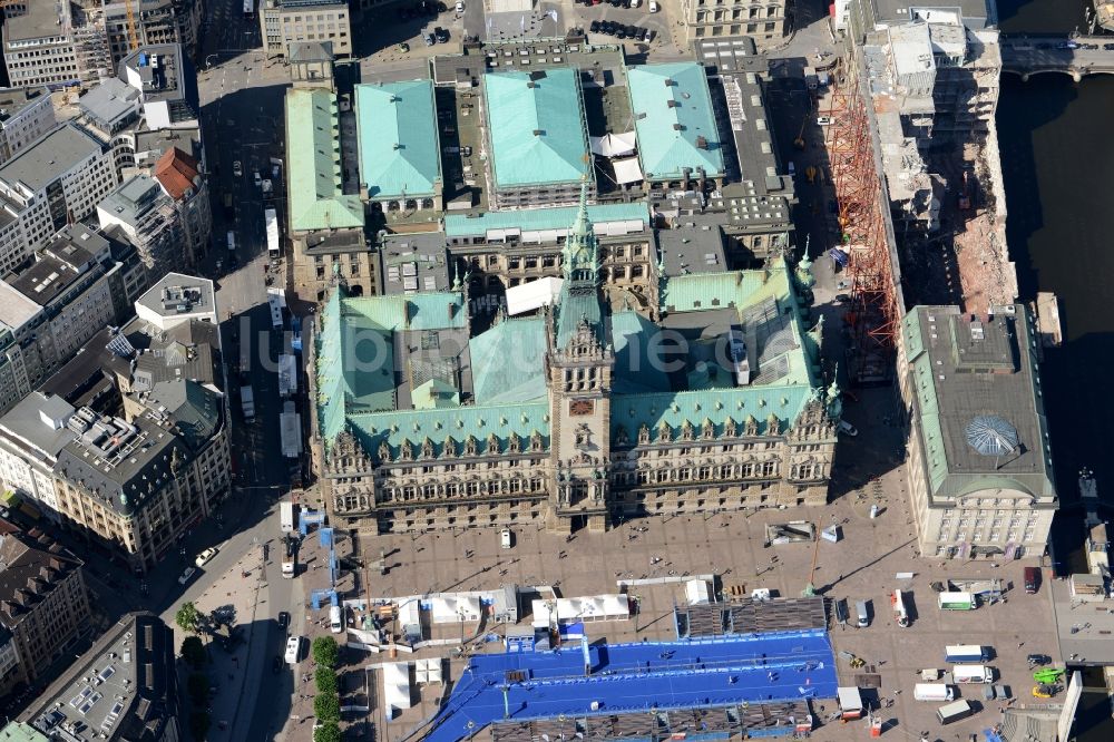 Hamburg von oben - Rathaus am Rathausmarkt- Platz in Hamburg