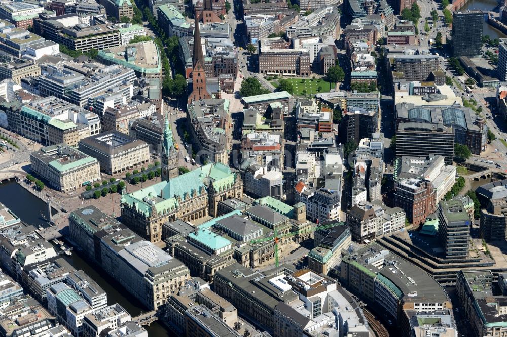 Hamburg von oben - Rathaus am Rathausmarkt- Platz in Hamburg