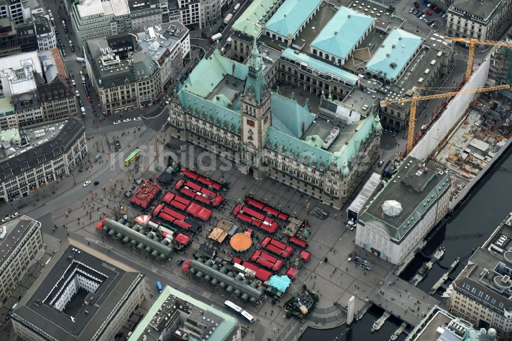 Luftbild Hamburg - Rathaus am Rathausmarkt- Platz in Hamburg