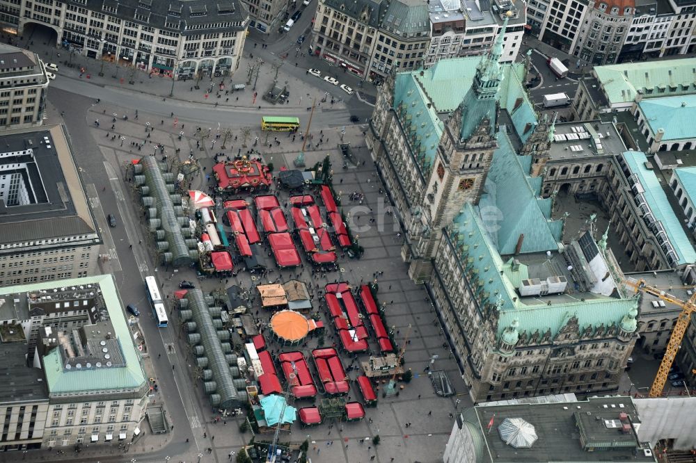 Hamburg aus der Vogelperspektive: Rathaus am Rathausmarkt- Platz in Hamburg