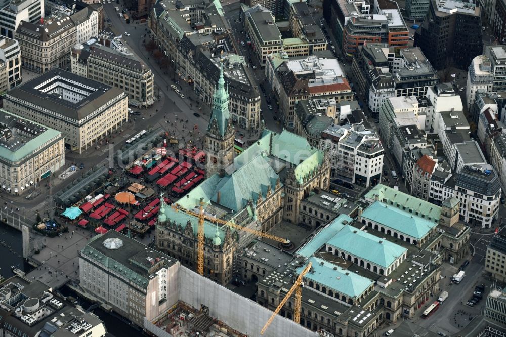 Hamburg aus der Vogelperspektive: Rathaus am Rathausmarkt- Platz in Hamburg