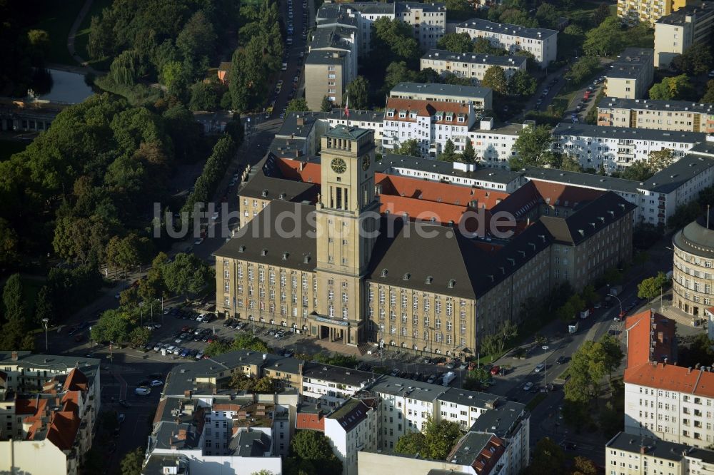 Luftaufnahme Berlin - Rathaus Schöneberg am John-F.-Kennedy-Platz in Berlin