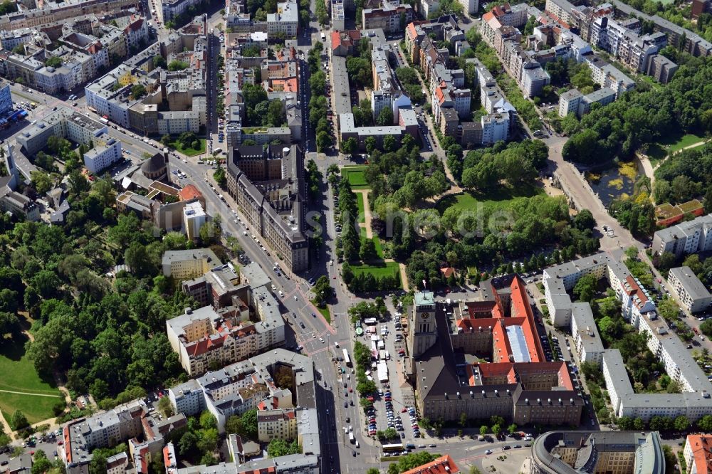 Berlin von oben - Rathaus Schöneberg am Rudolph-Wilde-Park im Stadtteil Schöneberg von Berlin