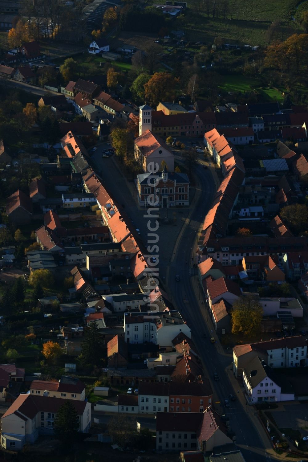 Liebenwalde aus der Vogelperspektive: Rathaus und Stadtkirche in Liebenwalde im Bundesland Brandenburg