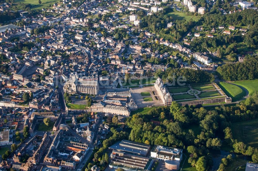 Luftbild Eu - Rathause, Theater und Schloßpark von Schloß Eu in Eu in Normandie, Frankreich