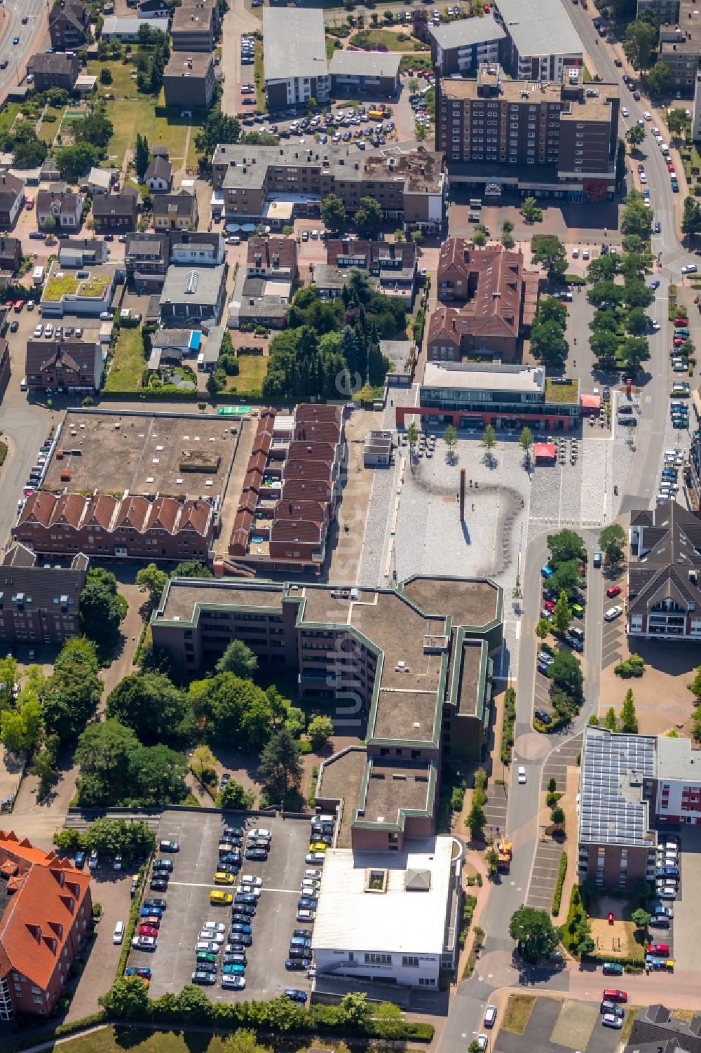 Voerde (Niederrhein) aus der Vogelperspektive: Rathausplatz und die Niederrheinische Sparkasse RheinLippe - Kunden-Center in Voerde (Niederrhein) im Bundesland Nordrhein-Westfalen - NRW, Deutschland