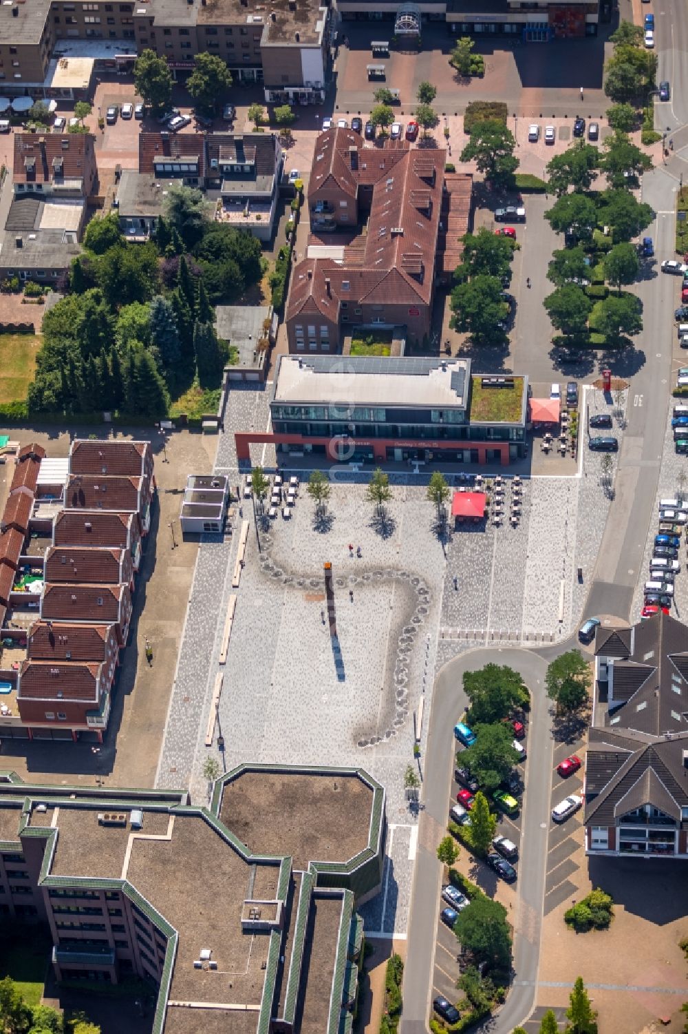 Luftbild Voerde (Niederrhein) - Rathausplatz und die Niederrheinische Sparkasse RheinLippe - Kunden-Center in Voerde (Niederrhein) im Bundesland Nordrhein-Westfalen - NRW, Deutschland