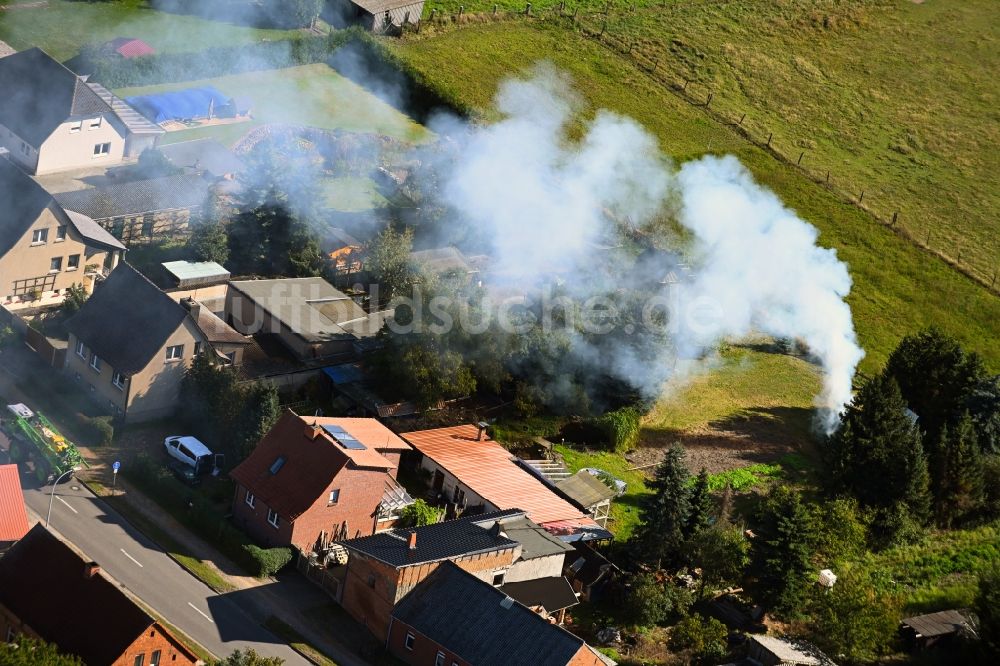 Luftbild Solpke - Rauch- und Flammenbildung eines Lagerfeuers im Garten in Solpke im Bundesland Sachsen-Anhalt, Deutschland