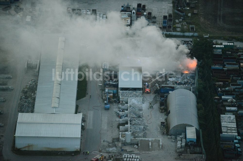 Luftbild Storkow (Mark) - Rauch- und Flammenbildung während der Löscharbeiten zum Brand beim Entsorgungsfachbetrieb Kiesewetter GmbH in Storkow (Mark) im Bundesland Brandenburg