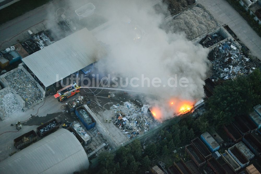 Luftaufnahme Storkow (Mark) - Rauch- und Flammenbildung während der Löscharbeiten zum Brand beim Entsorgungsfachbetrieb Kiesewetter GmbH in Storkow (Mark) im Bundesland Brandenburg