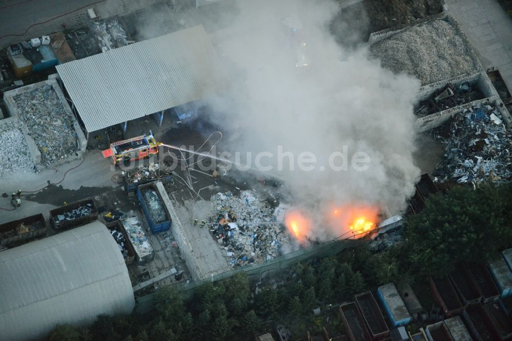 Storkow (Mark) von oben - Rauch- und Flammenbildung während der Löscharbeiten zum Brand beim Entsorgungsfachbetrieb Kiesewetter GmbH in Storkow (Mark) im Bundesland Brandenburg