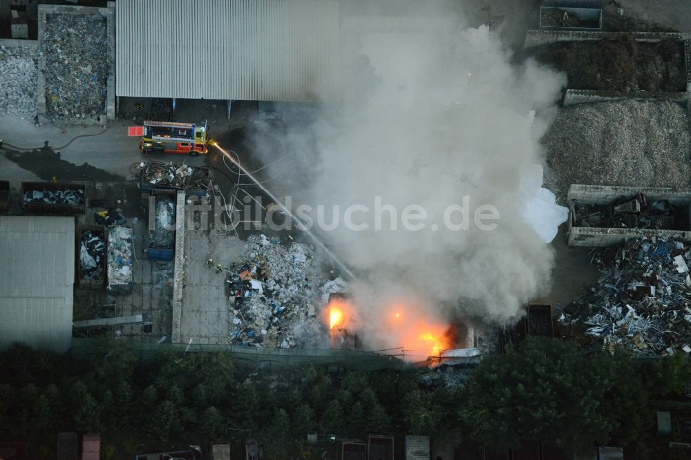 Storkow (Mark) aus der Vogelperspektive: Rauch- und Flammenbildung während der Löscharbeiten zum Brand beim Entsorgungsfachbetrieb Kiesewetter GmbH in Storkow (Mark) im Bundesland Brandenburg