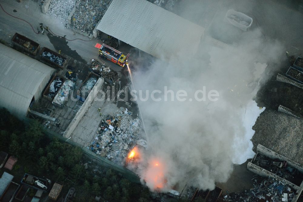 Luftbild Storkow (Mark) - Rauch- und Flammenbildung während der Löscharbeiten zum Brand beim Entsorgungsfachbetrieb Kiesewetter GmbH in Storkow (Mark) im Bundesland Brandenburg