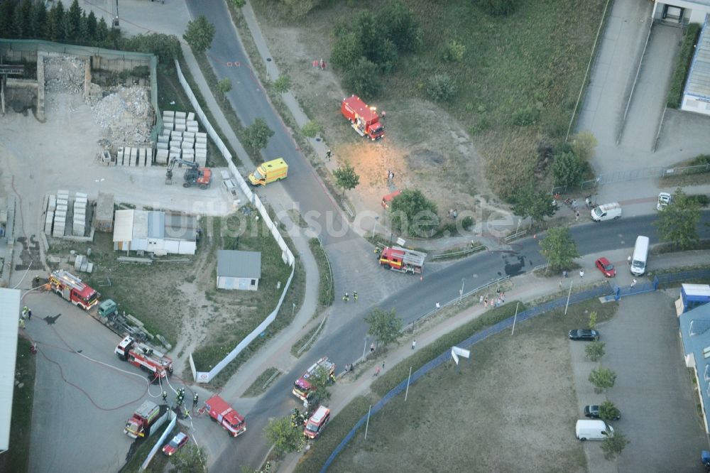 Luftaufnahme Storkow (Mark) - Rauch- und Flammenbildung während der Löscharbeiten zum Brand beim Entsorgungsfachbetrieb Kiesewetter GmbH in Storkow (Mark) im Bundesland Brandenburg