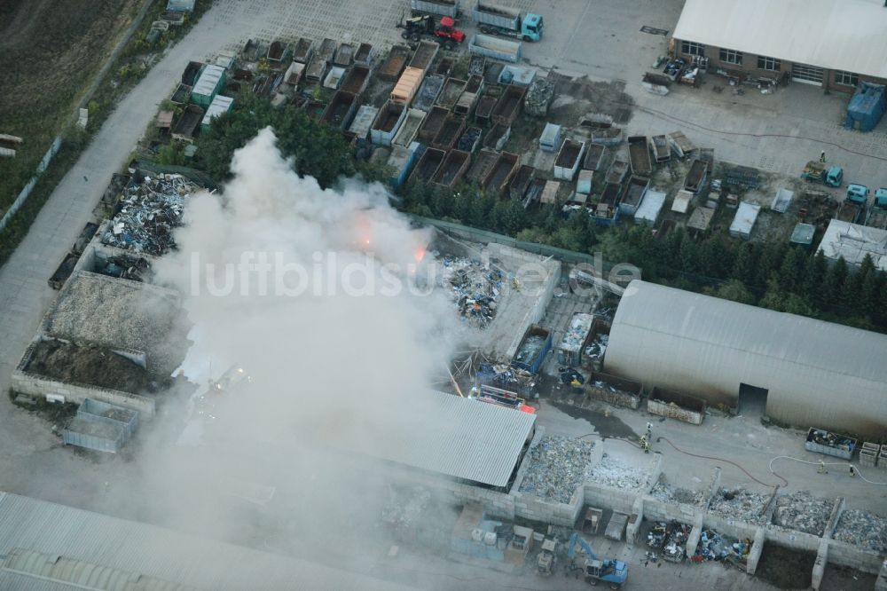 Storkow (Mark) von oben - Rauch- und Flammenbildung während der Löscharbeiten zum Brand beim Entsorgungsfachbetrieb Kiesewetter GmbH in Storkow (Mark) im Bundesland Brandenburg