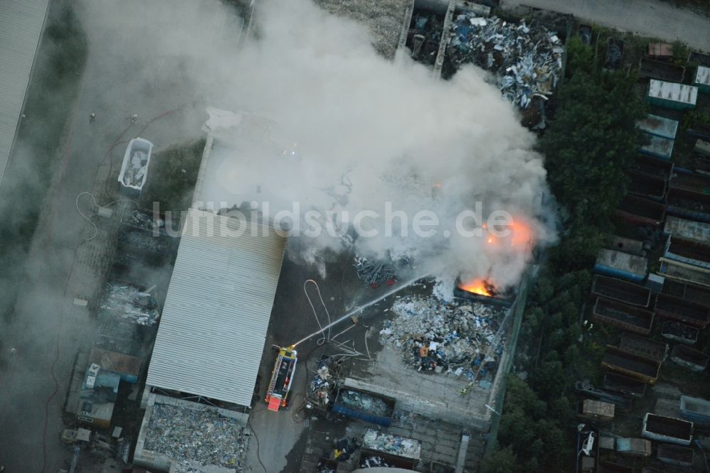 Storkow (Mark) aus der Vogelperspektive: Rauch- und Flammenbildung während der Löscharbeiten zum Brand beim Entsorgungsfachbetrieb Kiesewetter GmbH in Storkow (Mark) im Bundesland Brandenburg