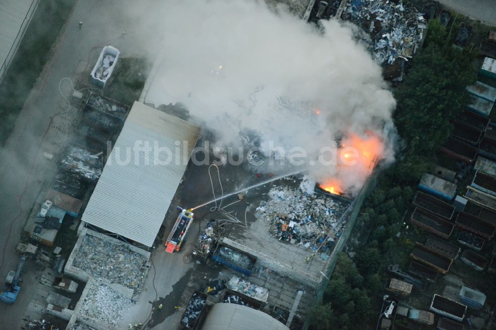 Luftbild Storkow (Mark) - Rauch- und Flammenbildung während der Löscharbeiten zum Brand beim Entsorgungsfachbetrieb Kiesewetter GmbH in Storkow (Mark) im Bundesland Brandenburg