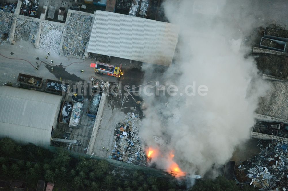 Luftaufnahme Storkow (Mark) - Rauch- und Flammenbildung während der Löscharbeiten zum Brand beim Entsorgungsfachbetrieb Kiesewetter GmbH in Storkow (Mark) im Bundesland Brandenburg