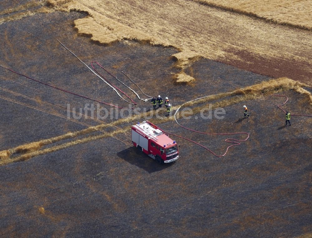 Leinefelde-Worbis von oben - Rauch- und Flammenbildung während der Löscharbeiten zum Brand eines Getreidefeldes in Leinefelde-Worbis im Bundesland Thüringen