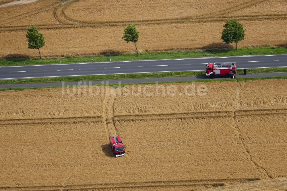 Luftbild Leinefelde-Worbis - Rauch- und Flammenbildung während der Löscharbeiten zum Brand eines Getreidefeldes in Leinefelde-Worbis im Bundesland Thüringen