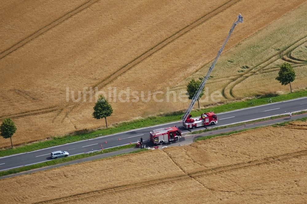 Leinefelde-Worbis von oben - Rauch- und Flammenbildung während der Löscharbeiten zum Brand eines Getreidefeldes in Leinefelde-Worbis im Bundesland Thüringen