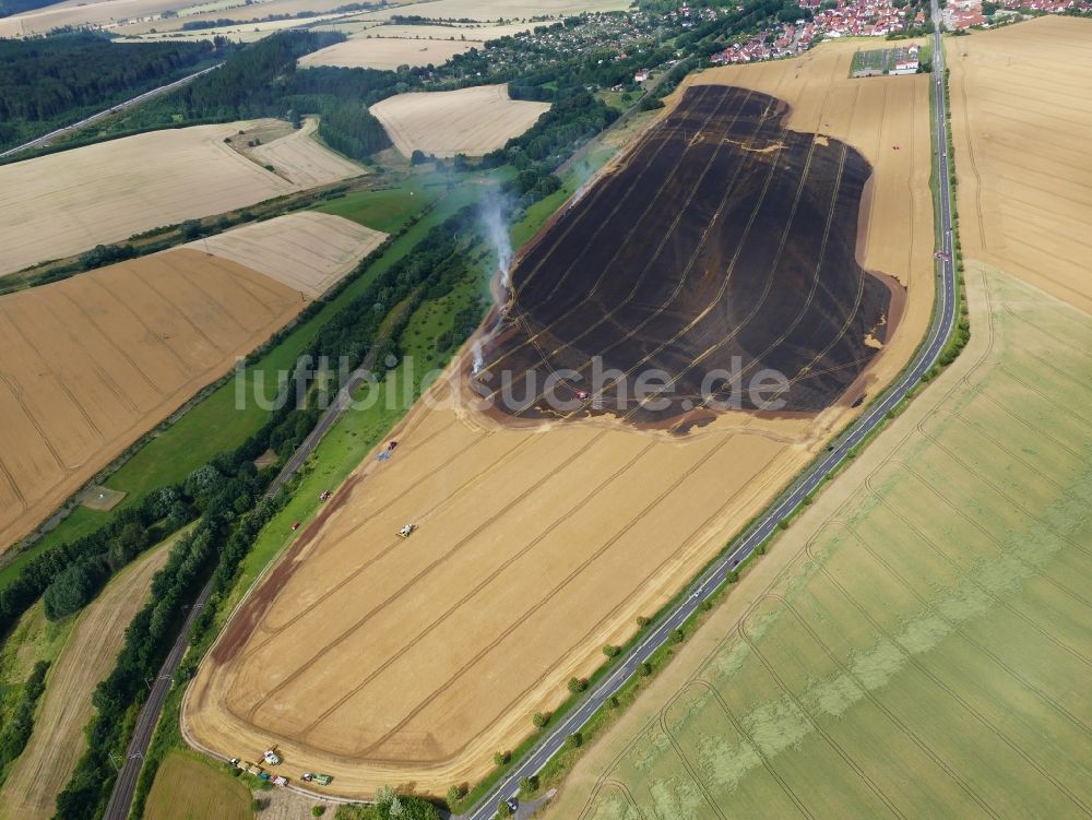 Leinefelde-Worbis aus der Vogelperspektive: Rauch- und Flammenbildung während der Löscharbeiten zum Brand eines Getreidefeldes in Leinefelde-Worbis im Bundesland Thüringen