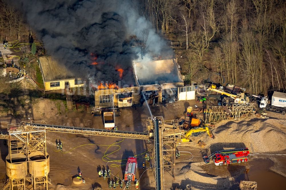 Pulheim von oben - Rauch- und Flammenbildung während der Löscharbeiten zum Brand einer Lagerhalle des Terra Kieswerkes am Ufer des Pullheimer See in Pulheim im Bundesland Nordrhein-Westfalen