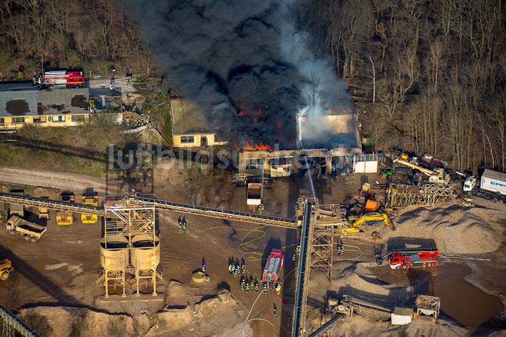 Pulheim aus der Vogelperspektive: Rauch- und Flammenbildung während der Löscharbeiten zum Brand einer Lagerhalle des Terra Kieswerkes am Ufer des Pullheimer See in Pulheim im Bundesland Nordrhein-Westfalen