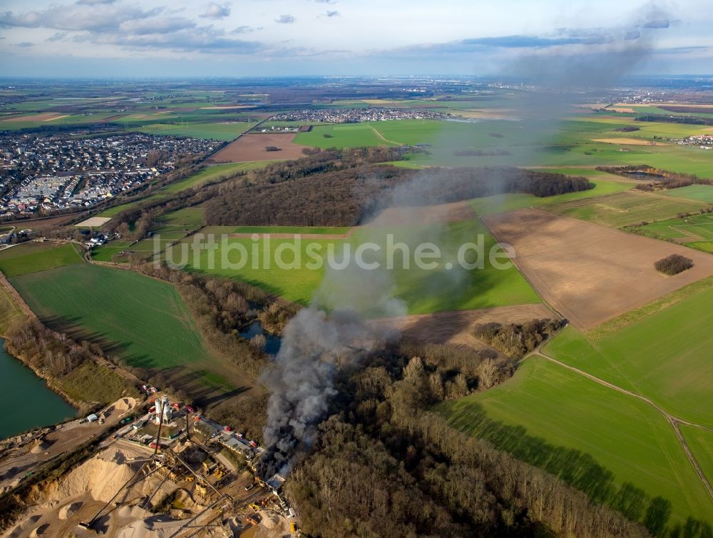 Luftbild Pulheim - Rauch- und Flammenbildung während der Löscharbeiten zum Brand einer Lagerhalle des Terra Kieswerkes am Ufer des Pullheimer See in Pulheim im Bundesland Nordrhein-Westfalen