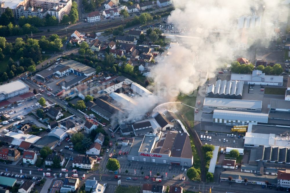 Speyer aus der Vogelperspektive: Rauch- und Flammenbildung während der Löscharbeiten zum Grossbrand einer Lagerhalle mit Antiquitäten und alten Autos in der Werkstrasse in Speyer im Bundesland Rheinland-Pfalz, Deutschland