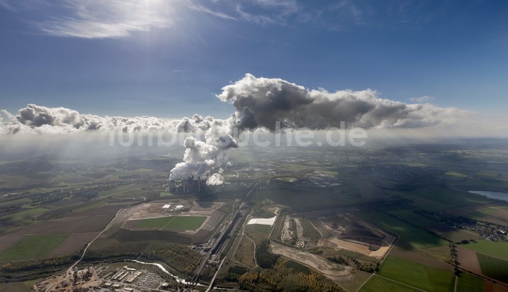 Luftaufnahme Weisweiler/ Eschweiler - Rauch - Wolken - Landschaft des Braunkohlekraftwerk Weisweiler im Bundesland Nordrhein-Westfalen