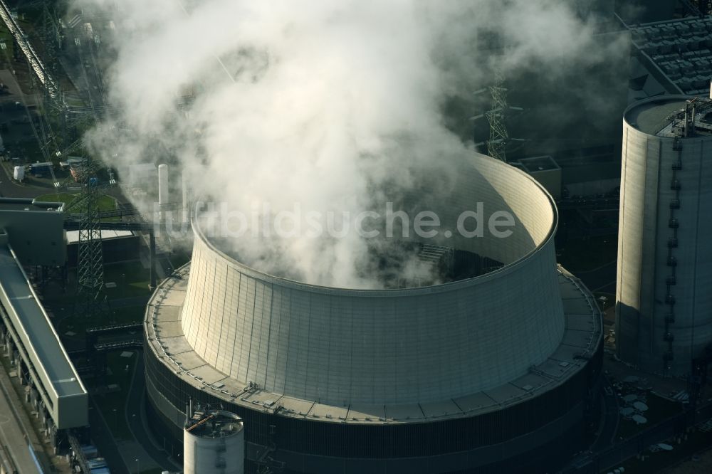 Hamburg von oben - Rauchender Kühlturm der Kohle- Kraftwerksanlagen des Vattenfall Kraftwerks Moorburg in Hamburg