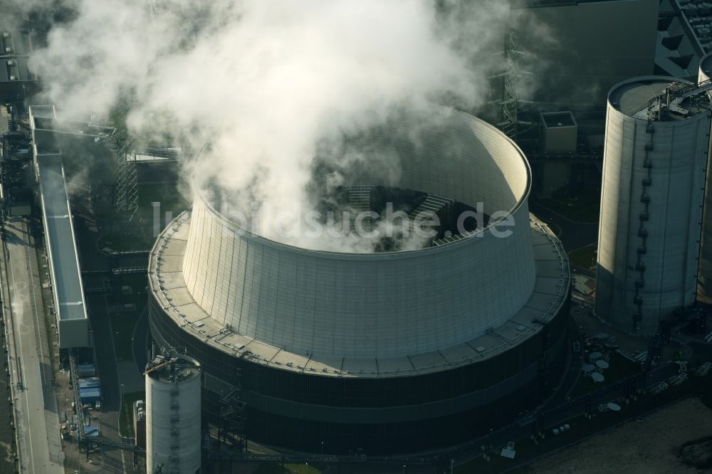 Hamburg aus der Vogelperspektive: Rauchender Kühlturm der Kohle- Kraftwerksanlagen des Vattenfall Kraftwerks Moorburg in Hamburg