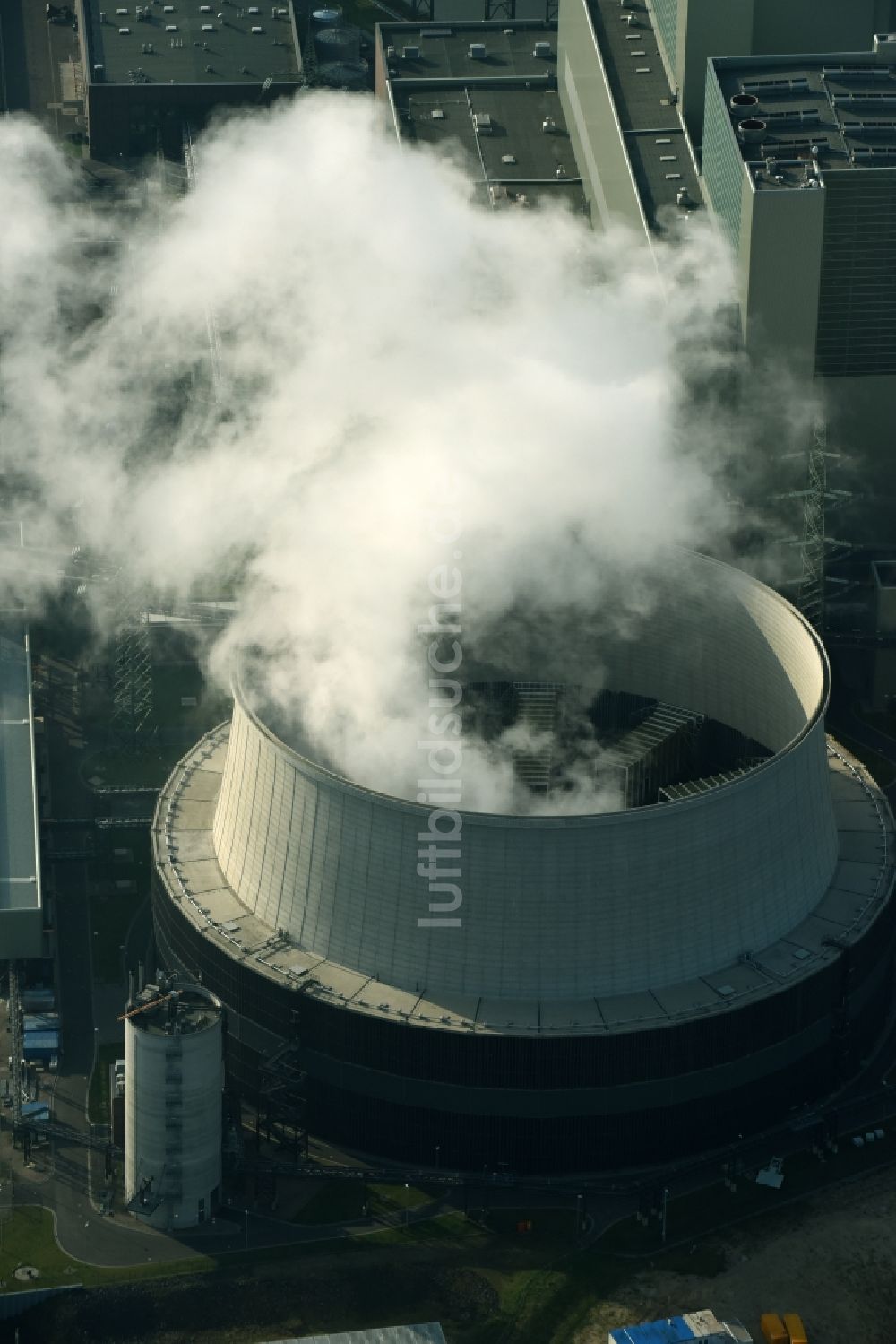 Luftbild Hamburg - Rauchender Kühlturm der Kohle- Kraftwerksanlagen des Vattenfall Kraftwerks Moorburg in Hamburg