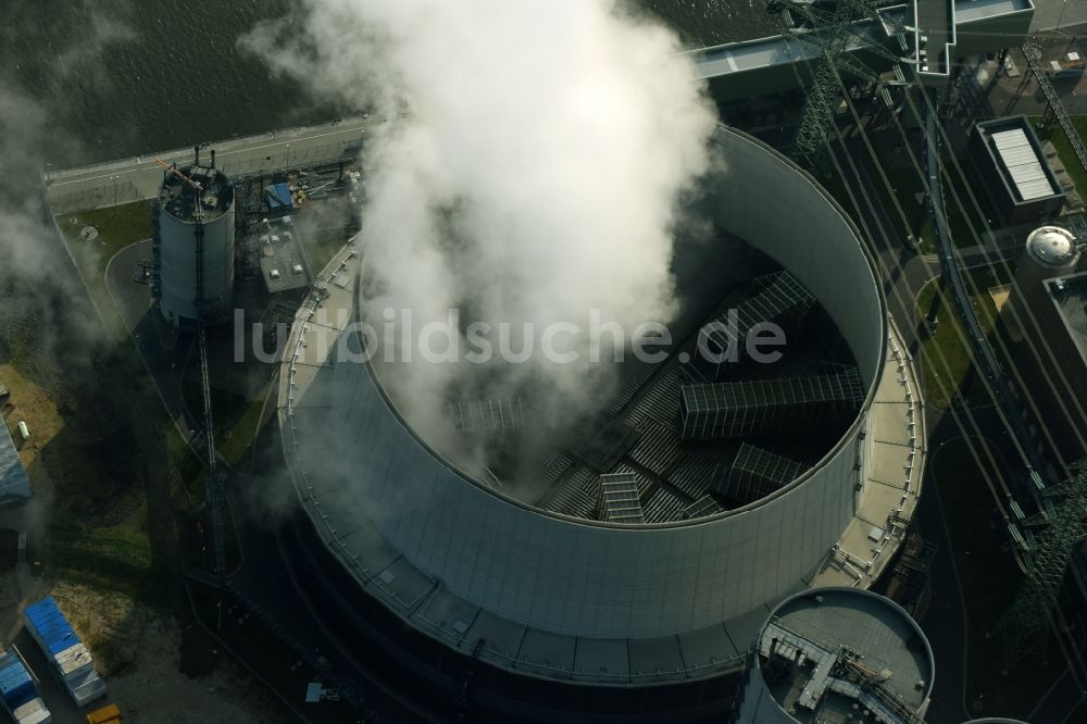 Luftaufnahme Hamburg - Rauchender Kühlturm der Kohle- Kraftwerksanlagen des Vattenfall Kraftwerks Moorburg in Hamburg