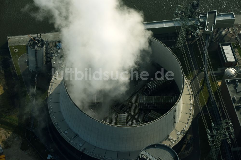 Hamburg von oben - Rauchender Kühlturm der Kohle- Kraftwerksanlagen des Vattenfall Kraftwerks Moorburg in Hamburg