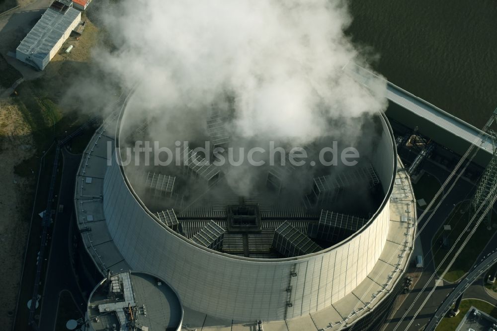 Hamburg aus der Vogelperspektive: Rauchender Kühlturm der Kohle- Kraftwerksanlagen des Vattenfall Kraftwerks Moorburg in Hamburg